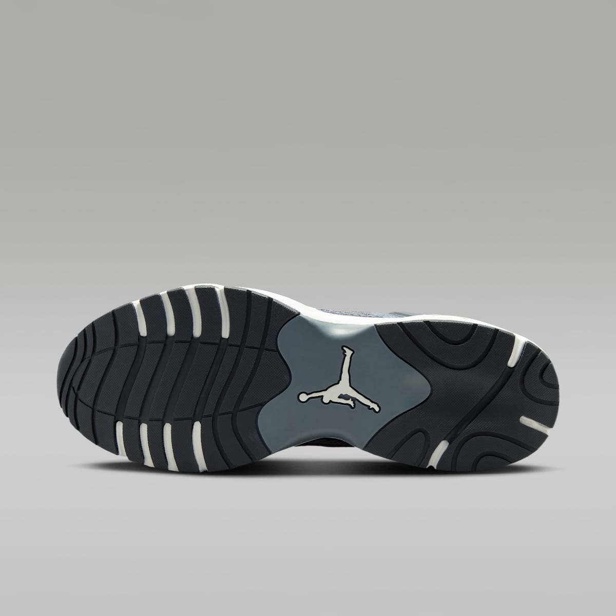 Jordan Trunner Flow Men's Shoes - Smoke Grey/Dark Smoke Grey/Iron Grey/Photon Dust - Image 2