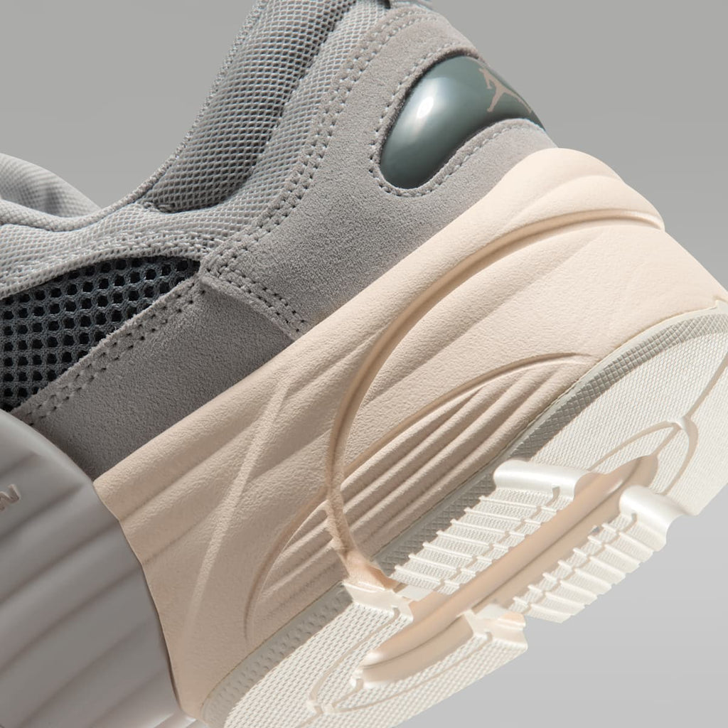 Jordan Trunner O/S Men's Shoes - Light Iron Ore/Smoke Grey/Chalk/Legend Medium Brown - Image 8