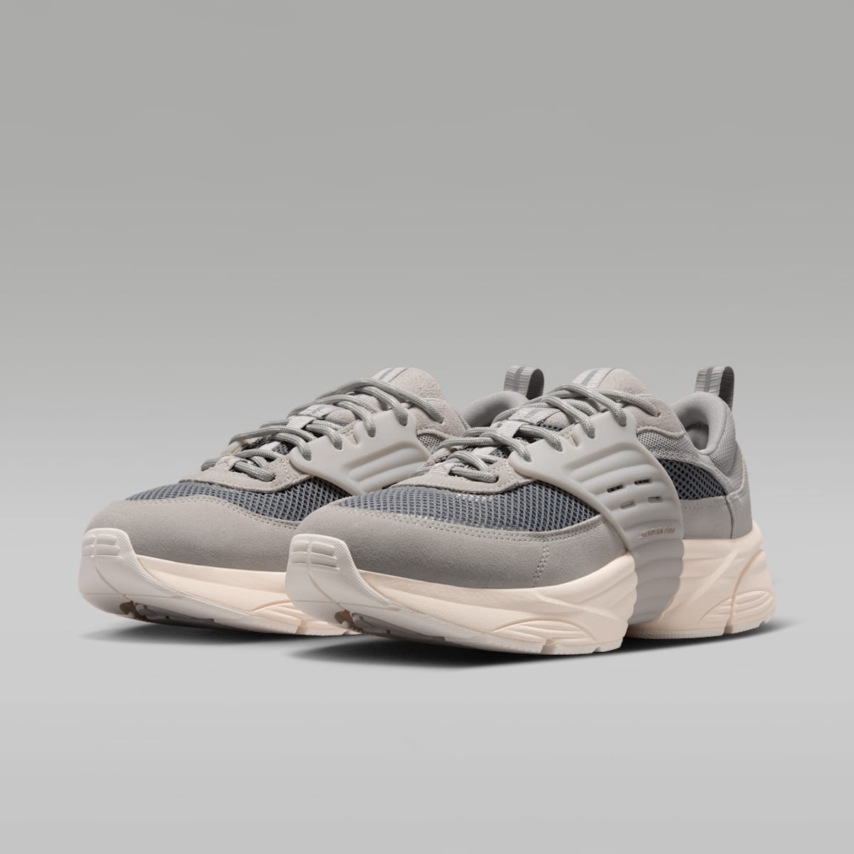 Jordan Trunner O/S Men's Shoes - Light Iron Ore/Smoke Grey/Chalk/Legend Medium Brown - Image 5