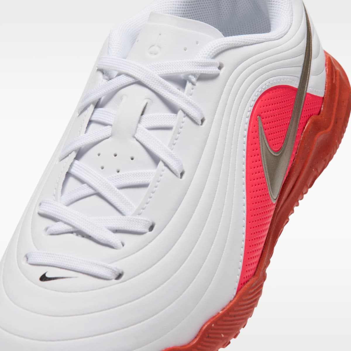 Kids' Nike Jr. Tiempo Maestro Club Indoor/Court Low-Top Soccer Shoes - White/Bright Crimson/Blur