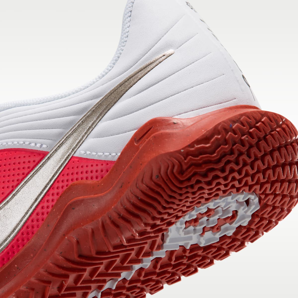 Kids' Nike Jr. Tiempo Maestro Club Indoor/Court Low-Top Soccer Shoes - White/Bright Crimson/Blur