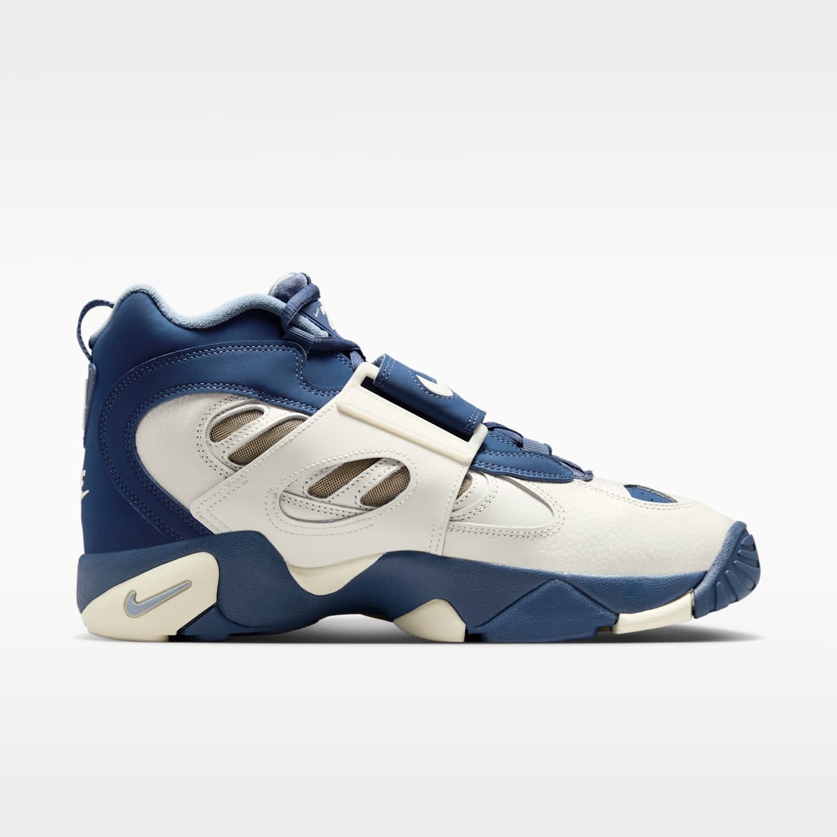 Nike Air Diamond Turf 2 Men's Shoes - Sail/Blue Grey/Metallic Gold/Mystic Navy - Image 3
