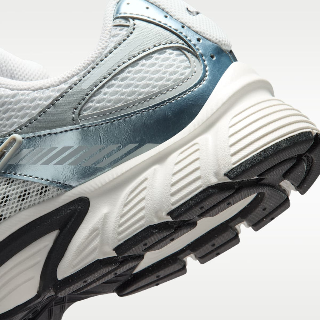 Nike V5 RNR Men's Shoes - Photon Dust/Smoke Grey/Light Smoke Grey/Dark Smoke Grey - Image 8