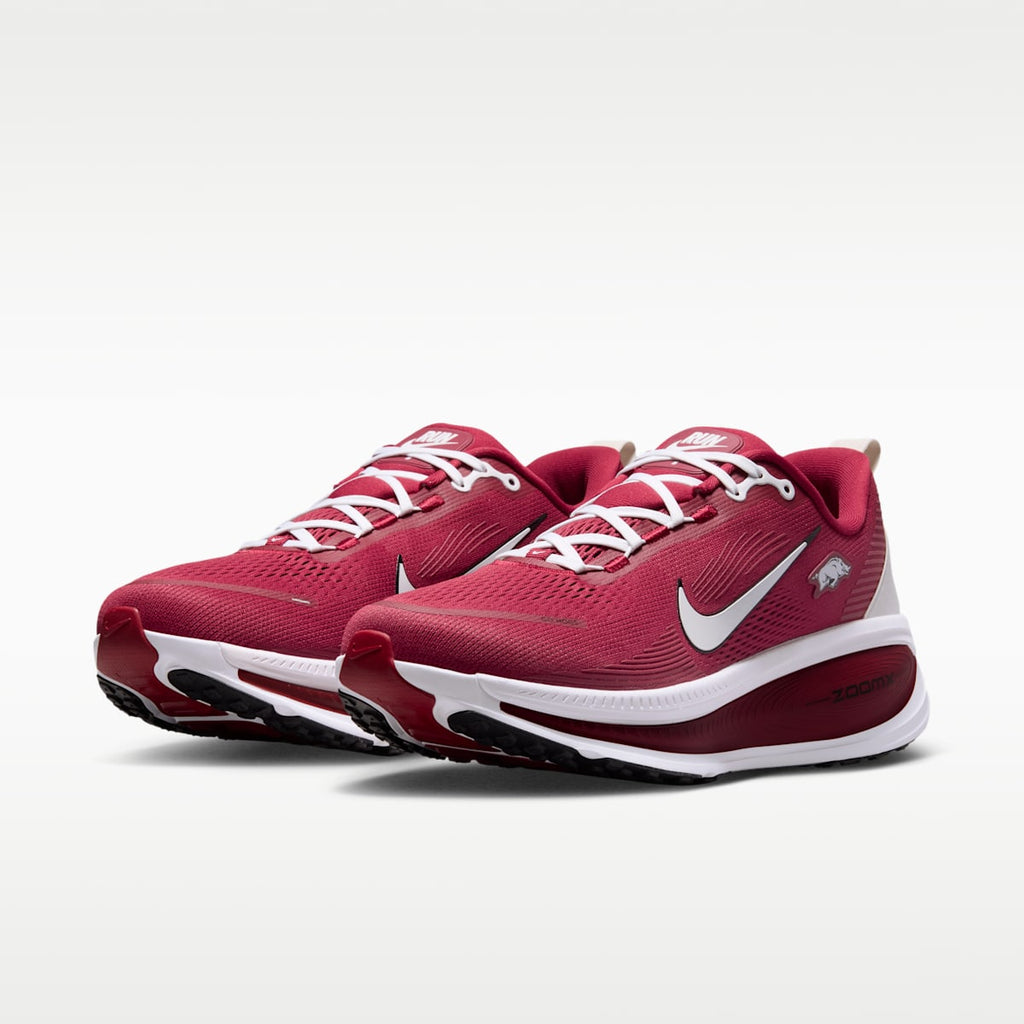 Nike College Vomero 18 (Arkansas) Men's Road Running Shoes - Team Crimson/Black/White - Image 5