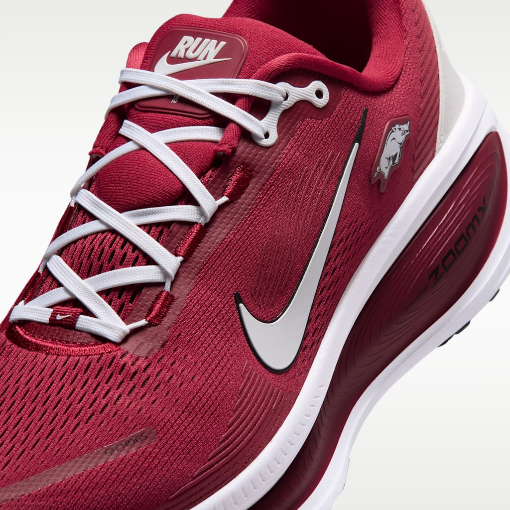 Nike College Vomero 18 (Arkansas) Men's Road Running Shoes - Team Crimson/Black/White - Image 7