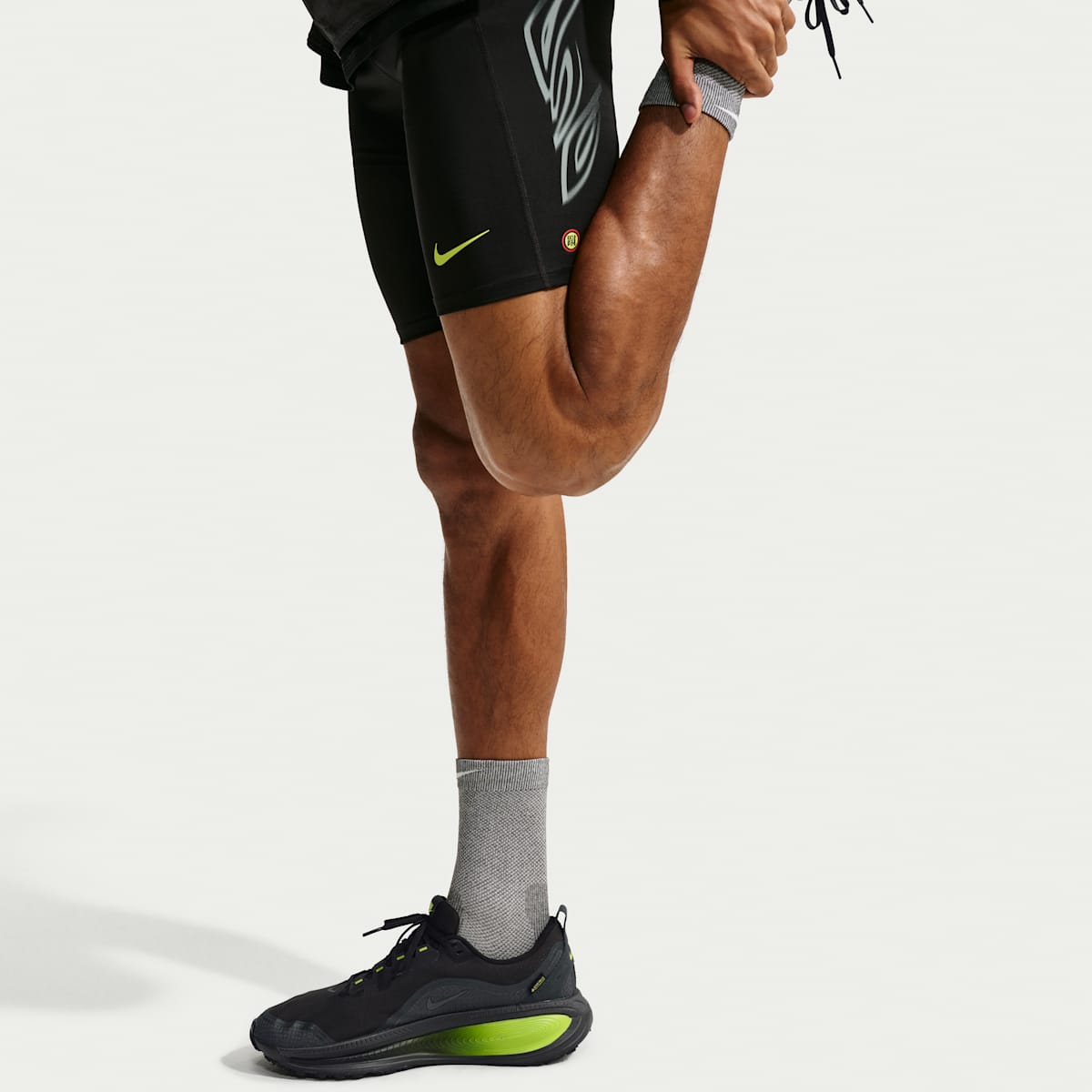 Nike Vomero 18 GORE-TEX Men's Waterproof Road Running Shoes with Reflective Accents - Anthracite/Lemon Venom/Black - Image 11