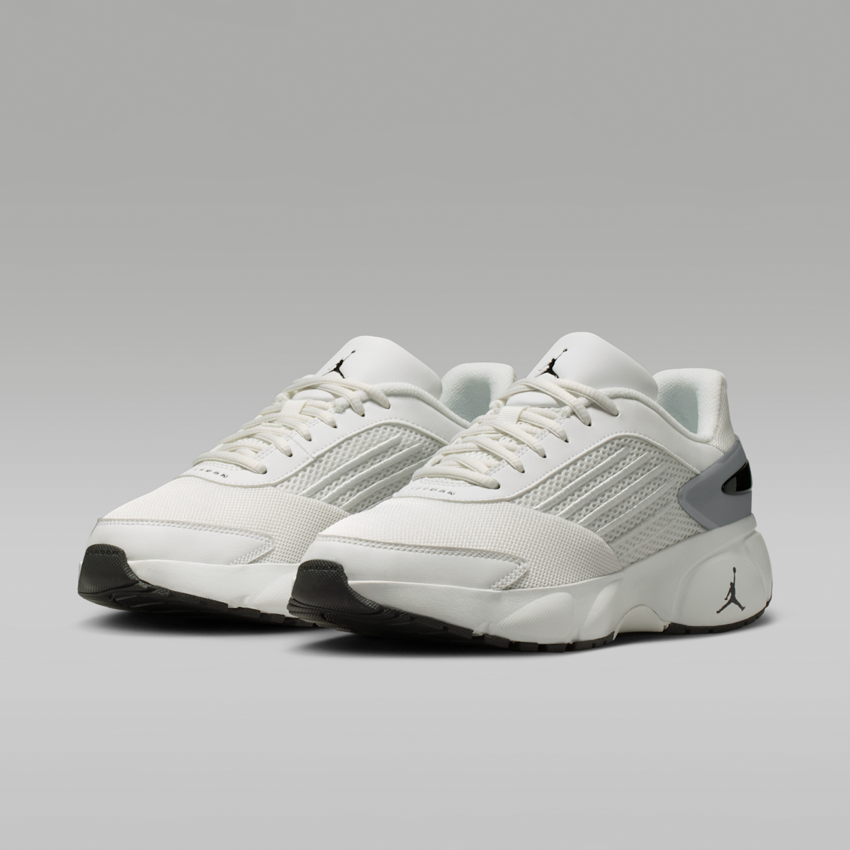 Jordan Trunner Flow Women's Shoes - Summit White/Metallic Silver/Black