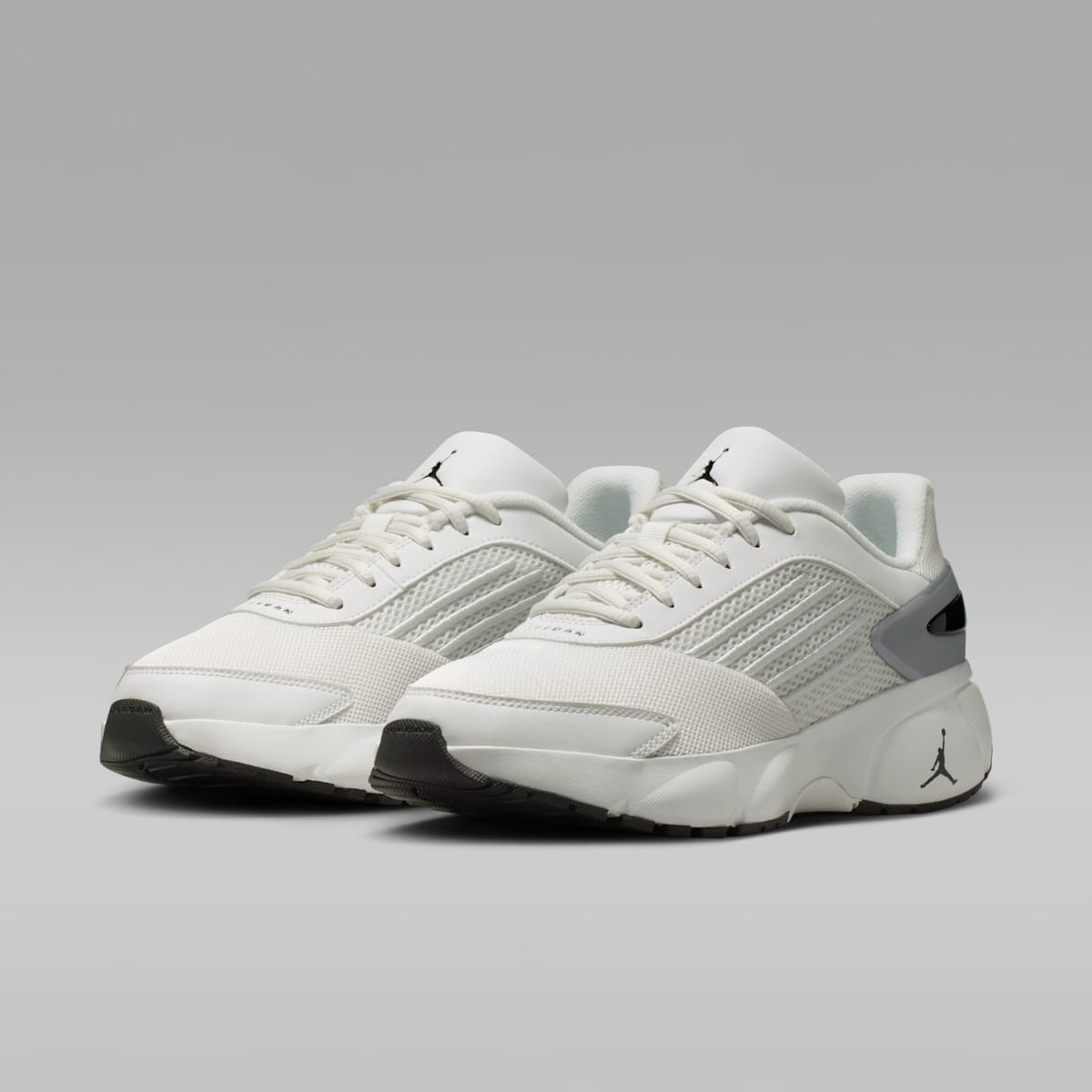 Jordan Trunner Flow Women's Shoes - Summit White/Metallic Silver/Black - Image 5