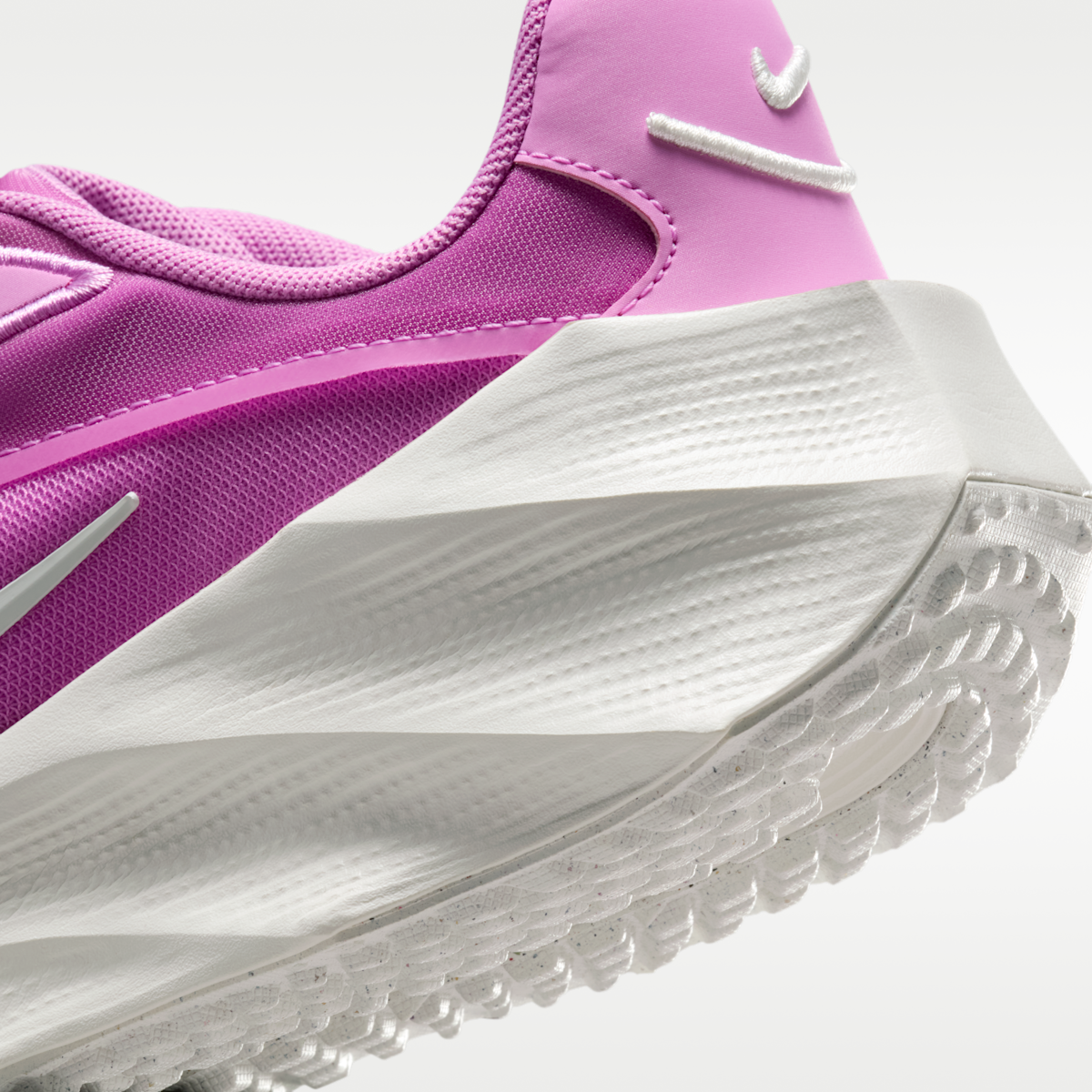 Nike Aura Edge Women's Shoes - Light Magenta/Sail