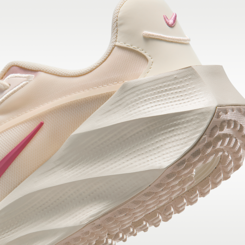 Nike Aura Edge Women's Shoes - Chalk/Pale Ivory/Elemental Pink/Peony