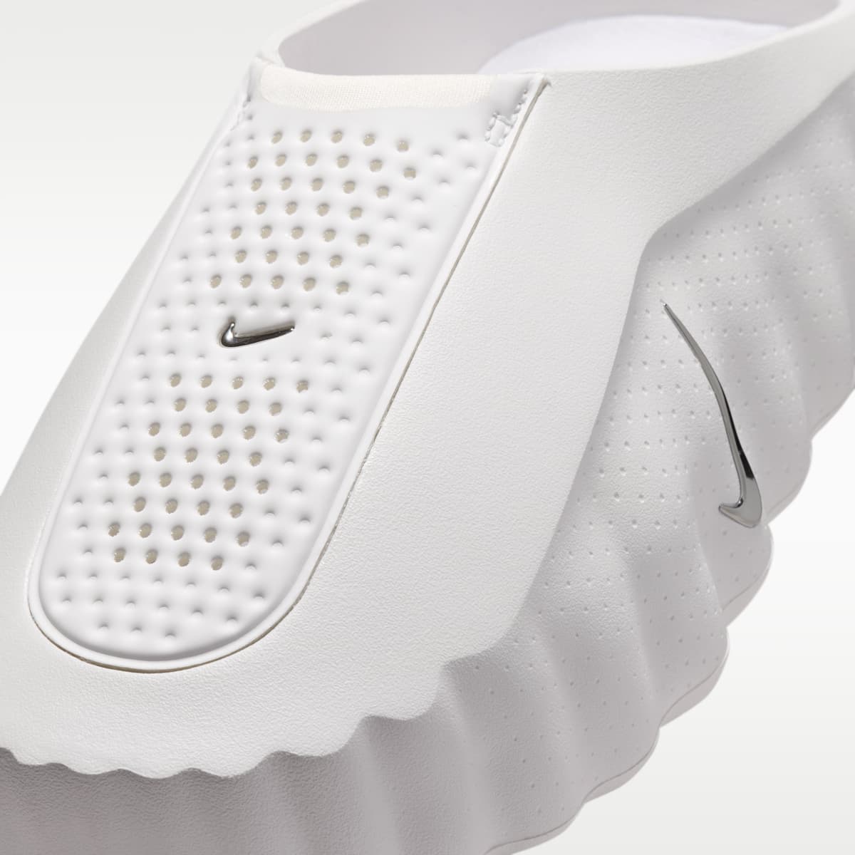 Nike Mind 001 Women's Pregame Mules - Summit White/Phantom/Light Orewood Brown/Metallic Silver