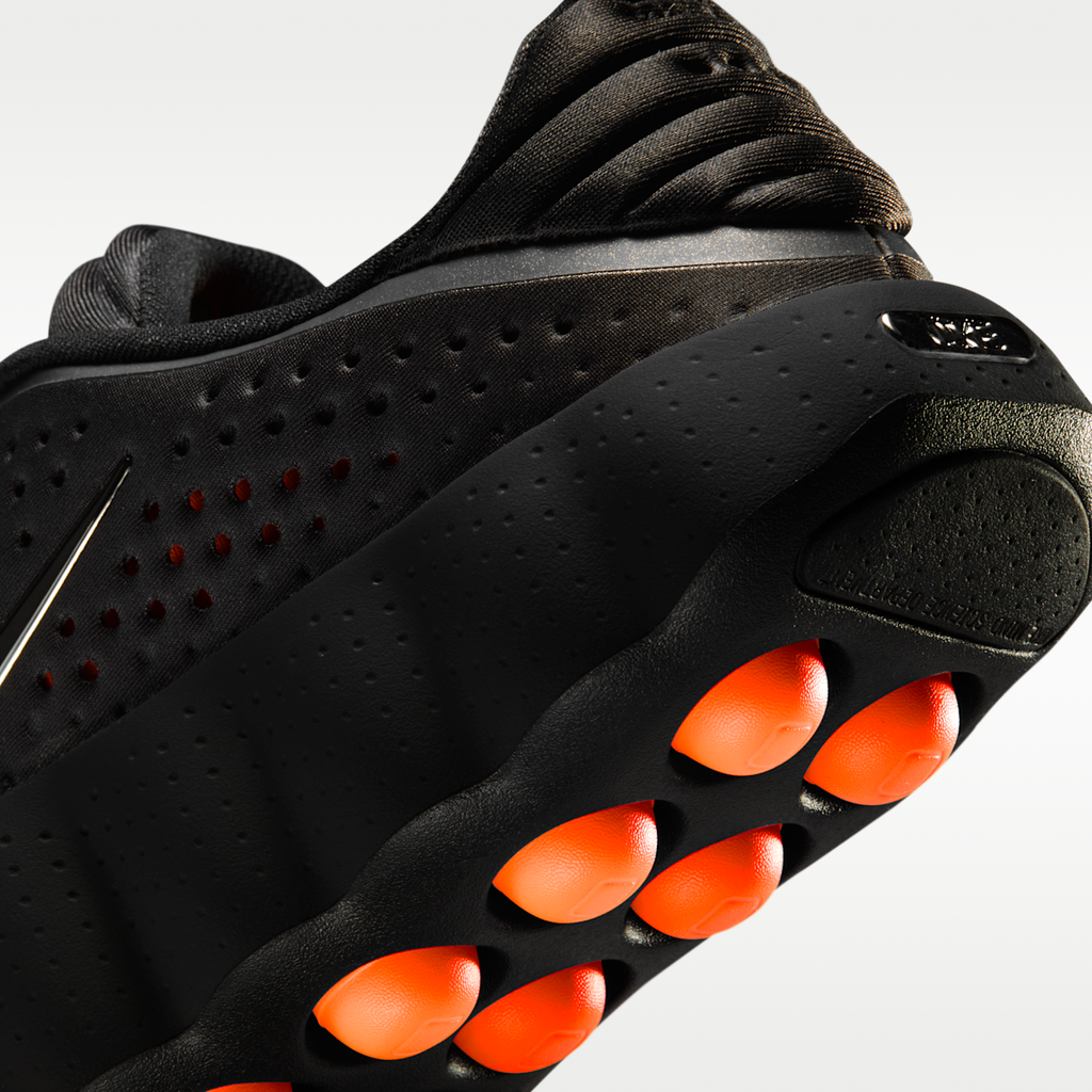 Nike Mind 002 Women's Pregame Shoes - Black/Hyper Crimson/Hyper Crimson/Chrome
