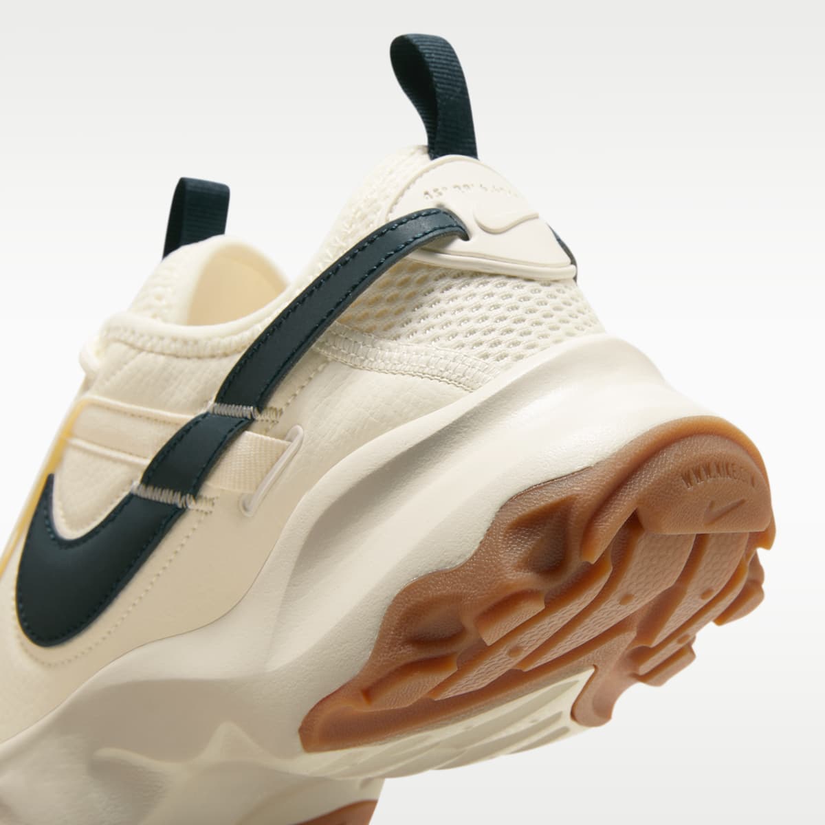 Nike TC 7900 Women's Shoes - Pale Ivory/Gum Light Brown/Armory Navy