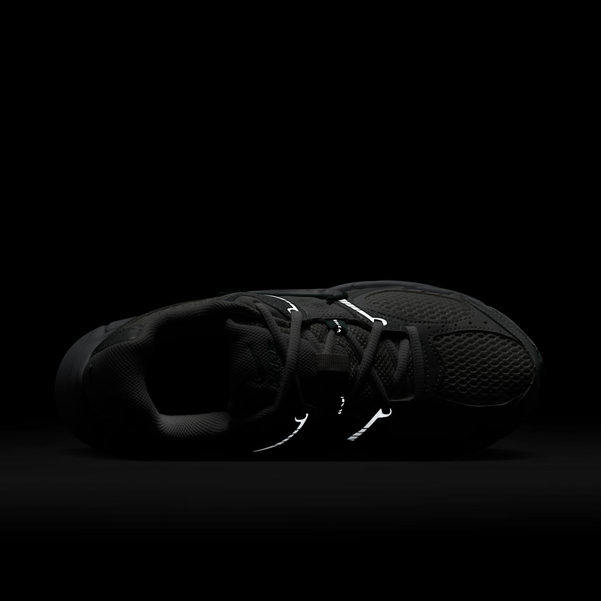 Nike V5 RNR Women's Shoes with Reflective Accents - Summit White/Vast Grey/Cannon/White