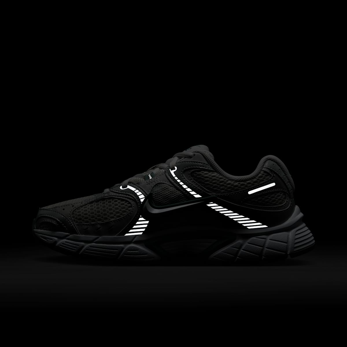 Nike V5 RNR Women's Shoes with Reflective Accents - Summit White/Vast Grey/Cannon/White