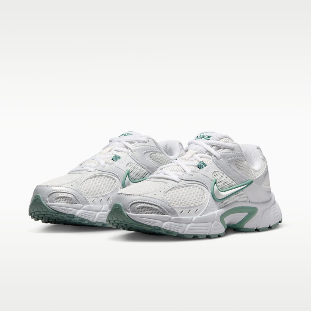 Nike V5 RNR Women's Shoes with Reflective Accents - Summit White/Vast Grey/Cannon/White