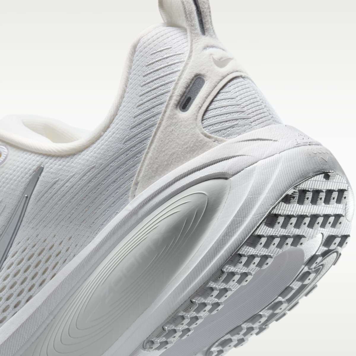 Nike Vomero 18 Women's Road Running Shoes - White/Photon Dust/Summit White/Metallic Silver