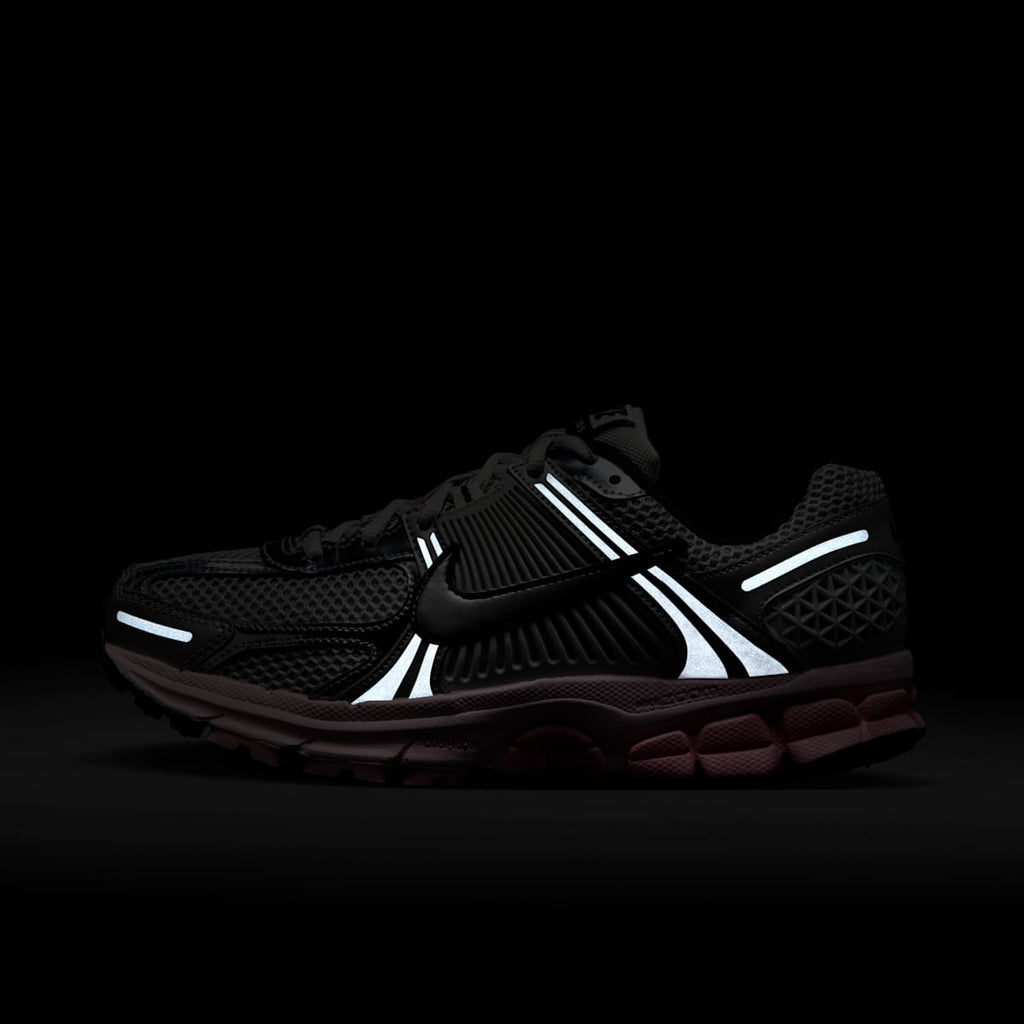 Nike Zoom Vomero 5 Women's Shoes - Photon Dust/Pink Foam/Medium Soft Pink/Metallic Silver