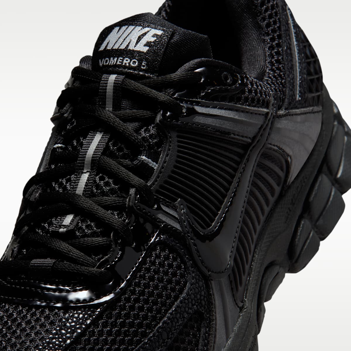 Nike Zoom Vomero 5 Women's Shoes - Black/Metallic Silver/Anthracite/Black
